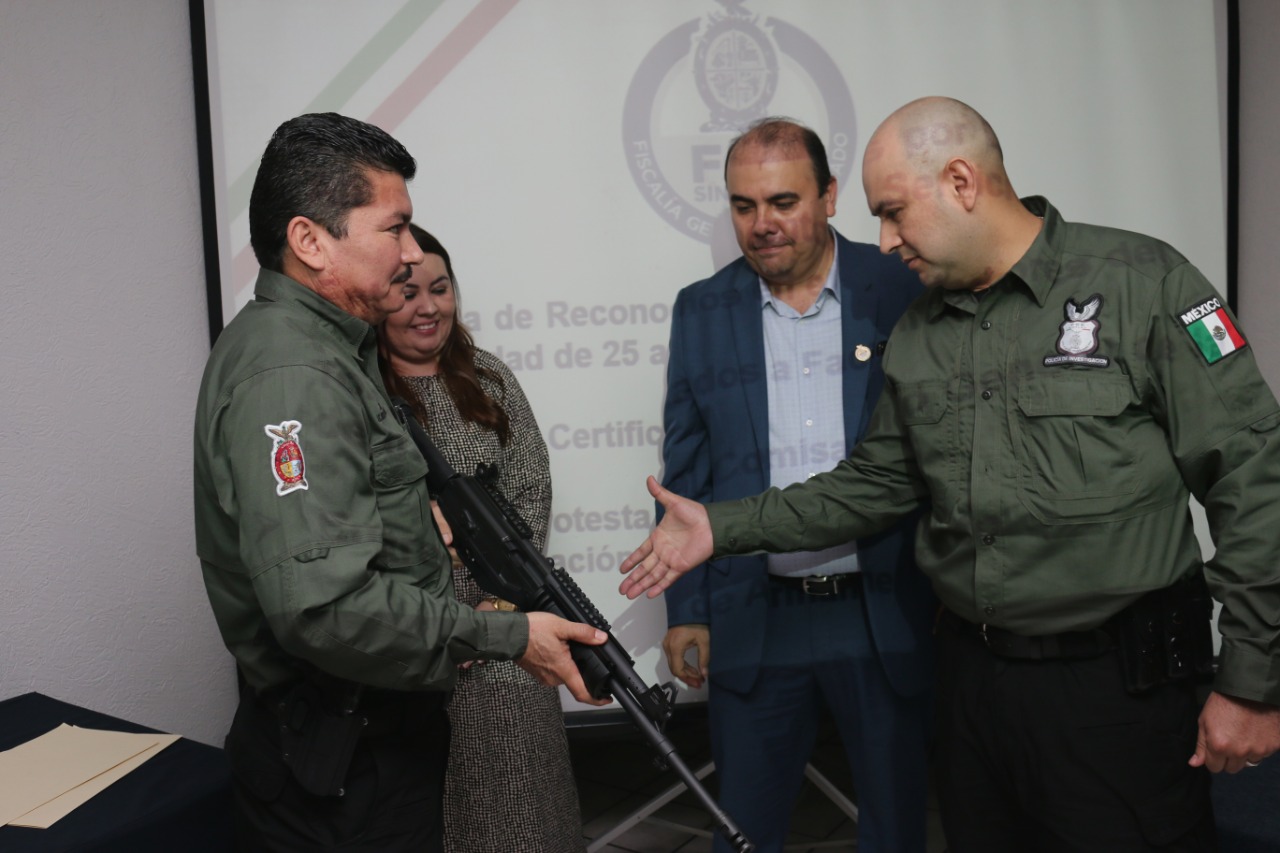Reconoce Fiscalía De Sinaloa A Más De 100 Elementos De La Zona Centro Y Entregan Nuevo Armamento 9150