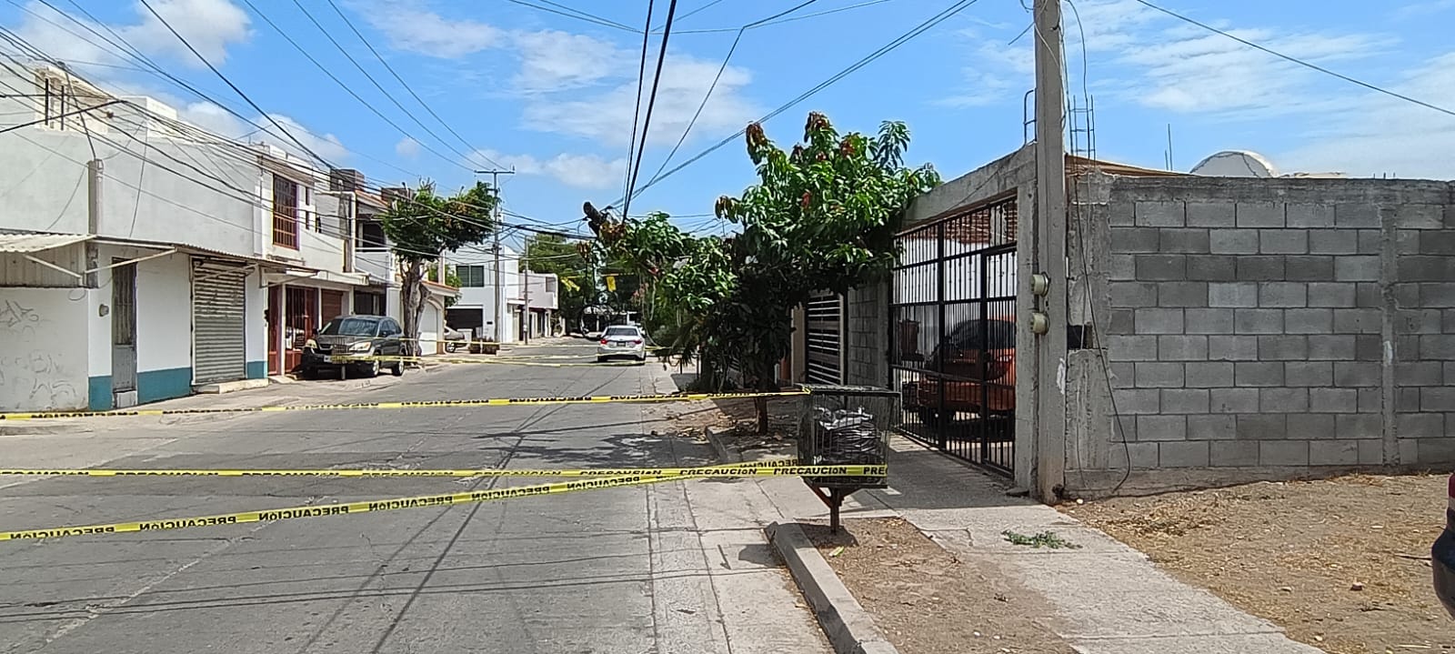 Camioneta choca contra poste de la luz y deja sin luz a vecinos del ...